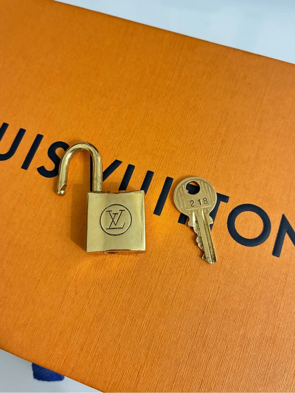 Authentic LV #218 Padlock & Key Set With Vintage Neckace Chain - Picture 3 of 8